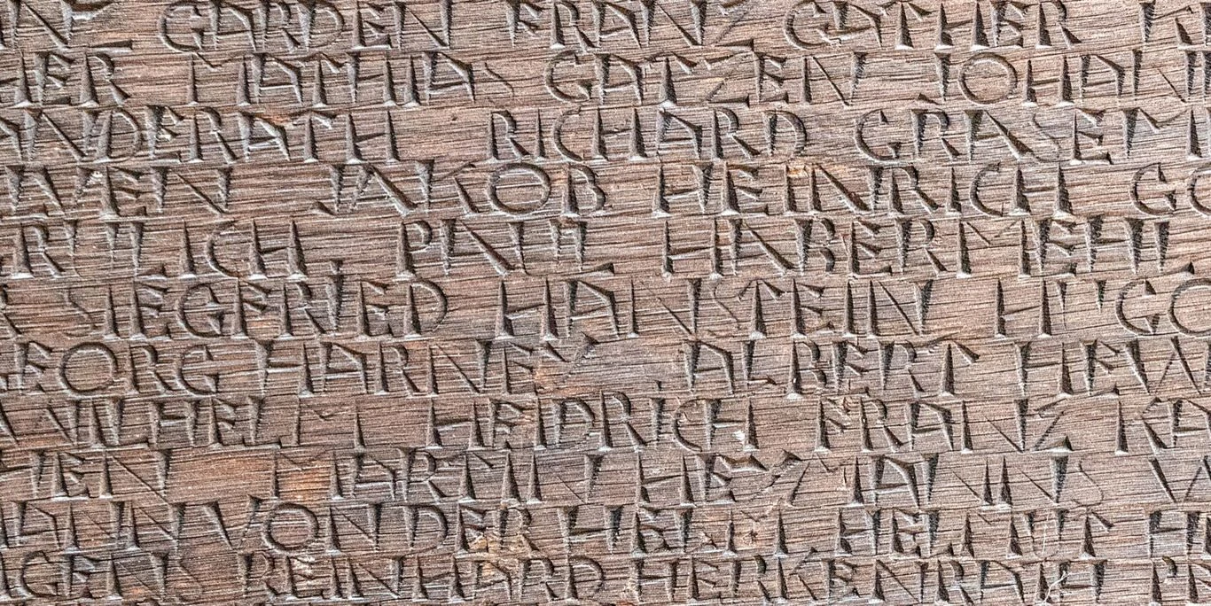 Die Inschrift: dicht gesetzte, eingeschnittene Versalien