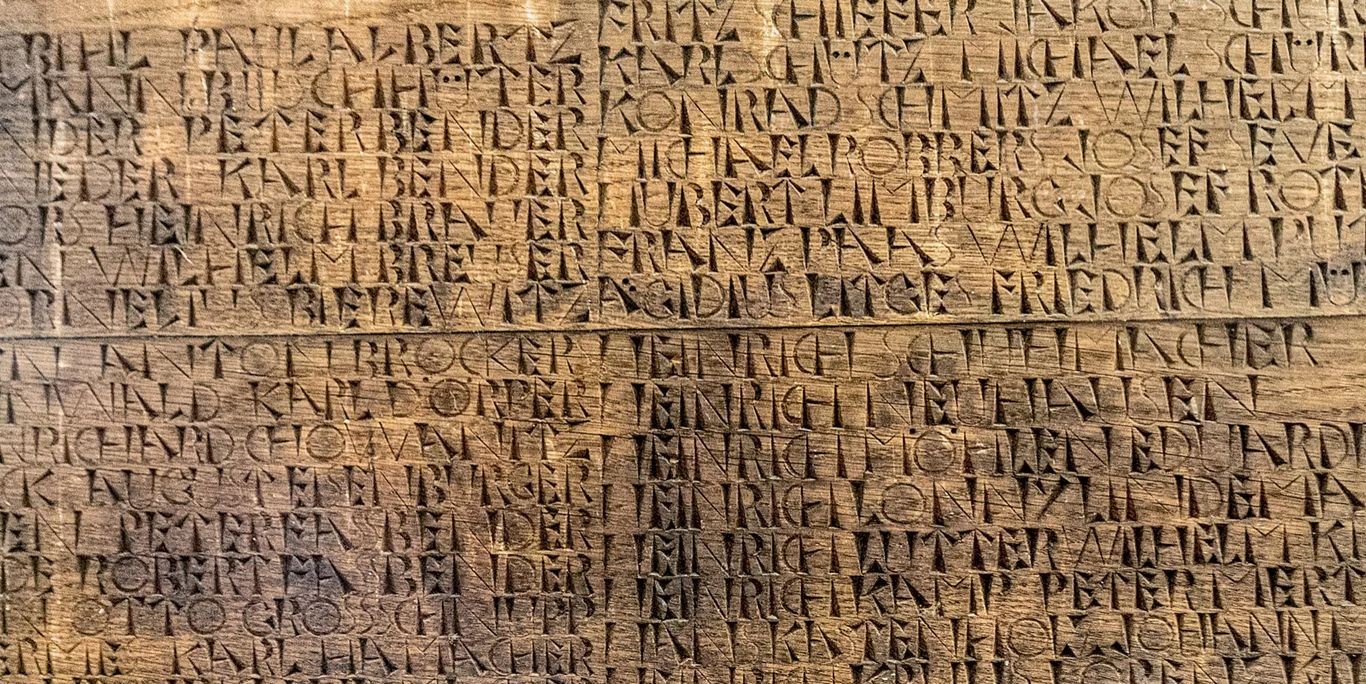 Detail der Inschrift: Form, Abstand und Material